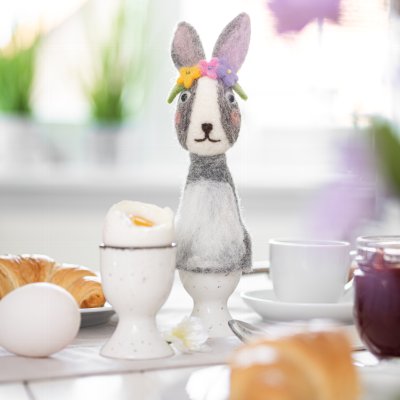 Eierwärmer Hase mit Blumenkranz von Baden